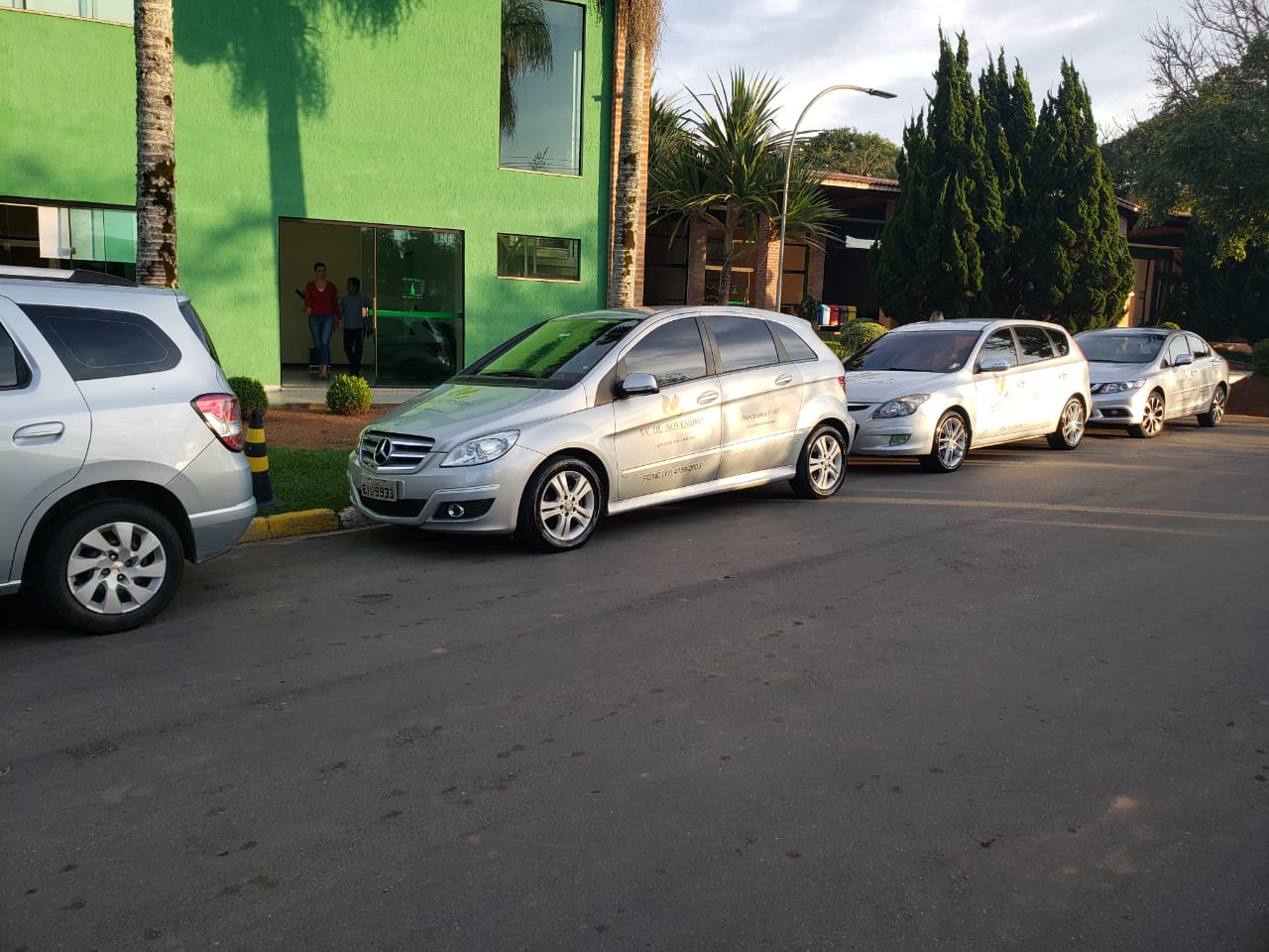 Veículos da frota da Funerária XV de Novembro estacionados em frente à sede
