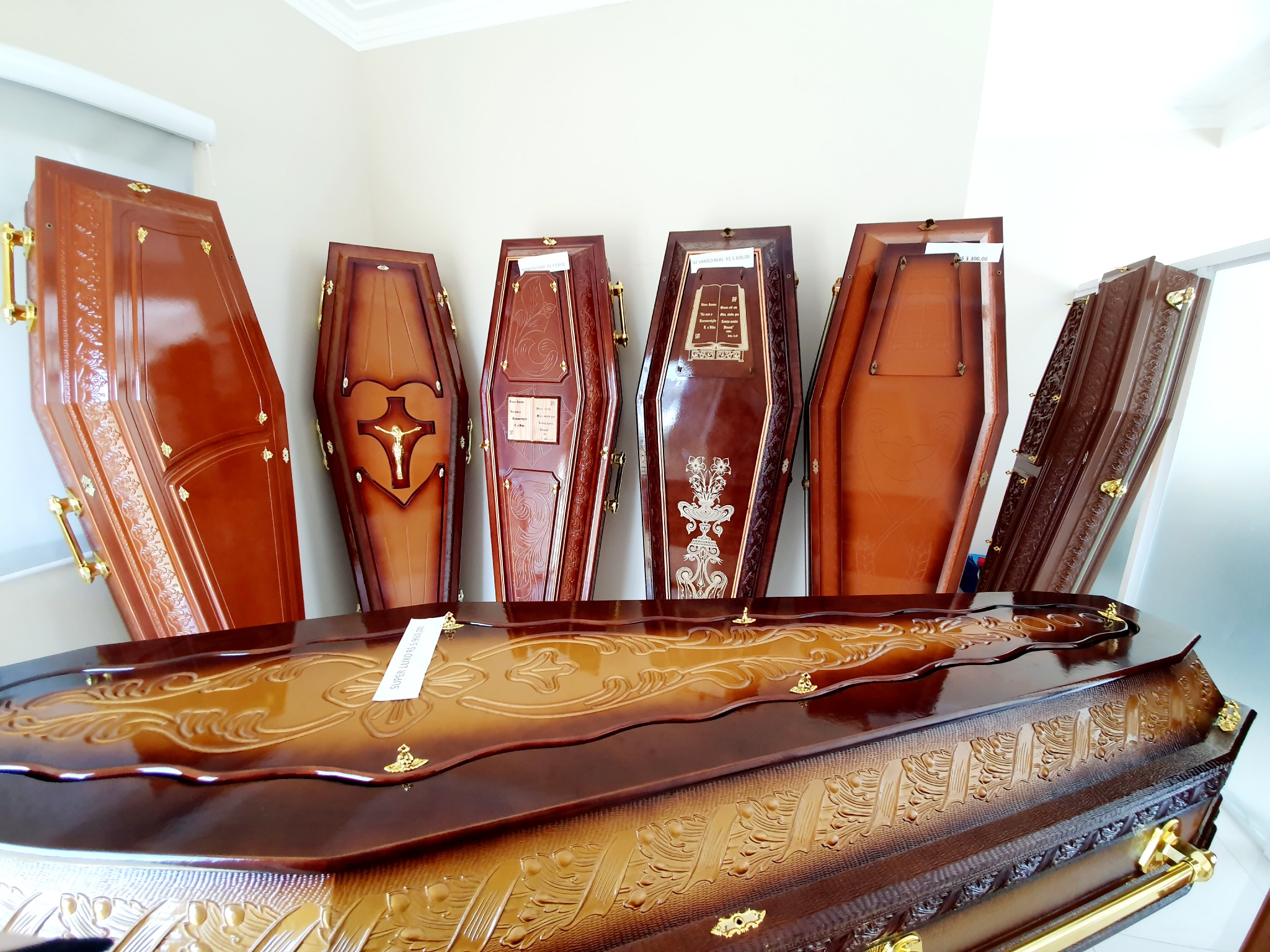 Mostruário de urnas funerárias da Funerária XV de Novembro